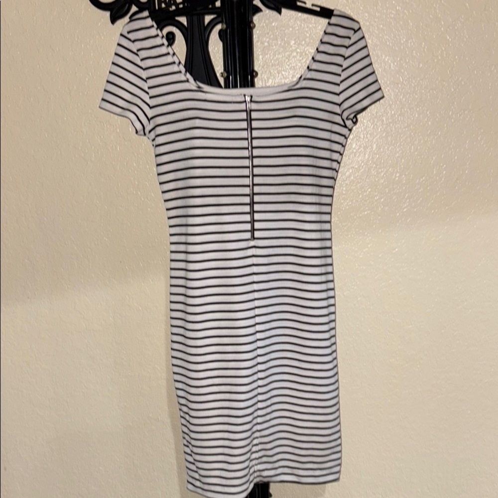 Casual Black and White Sheath Mini Dress with Scoop Neck